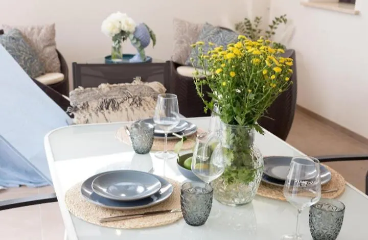 Holiday House Vitruvian Terrasini 0*,